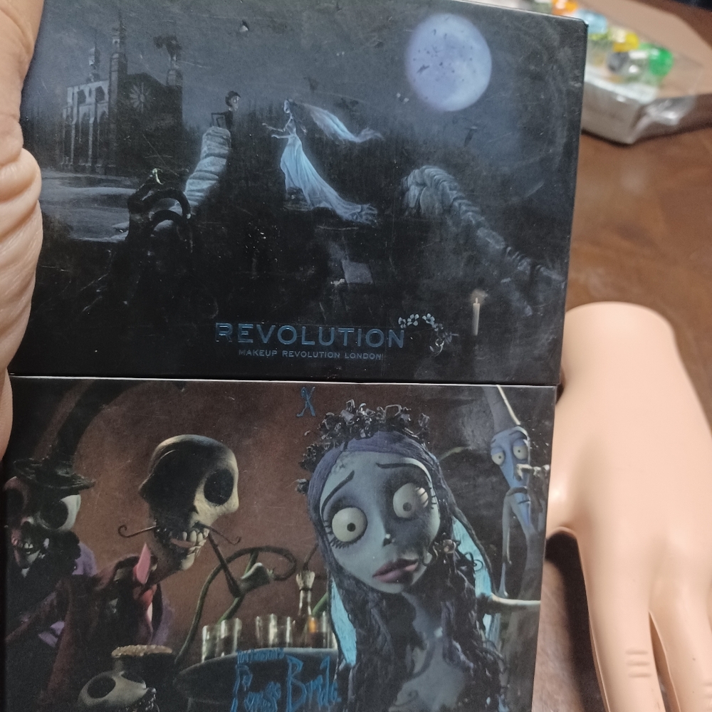 Makeup Revolution Corpse Bride Eyeshadow Palette #33 - Picture 3 of 7